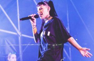 CAZZU estrena hoy el video musical de su sencillo BOUNCE Bounce de Cazzu - Fórmula Entretenimiento