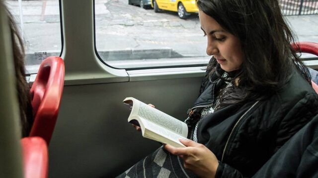 Lectura en Transmilenio - Fórmula Entretenimiento Lectura en Transmilenio - Fórmula Entretenimiento