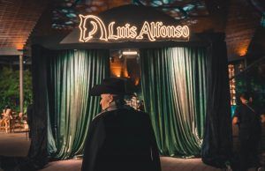 Luis Alfonso se lleva dos galardones en Premios Mi Gente, minutos antes se entera de la muerte de su abuelo Luis Alfonso - Fórmula Entretenimiento