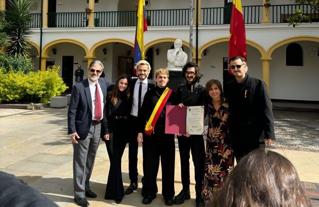 Morat recibe la Cruz de Plata - Fórmula Entretenimiento Morat recibe la Cruz de Plata - Fórmula Entretenimiento